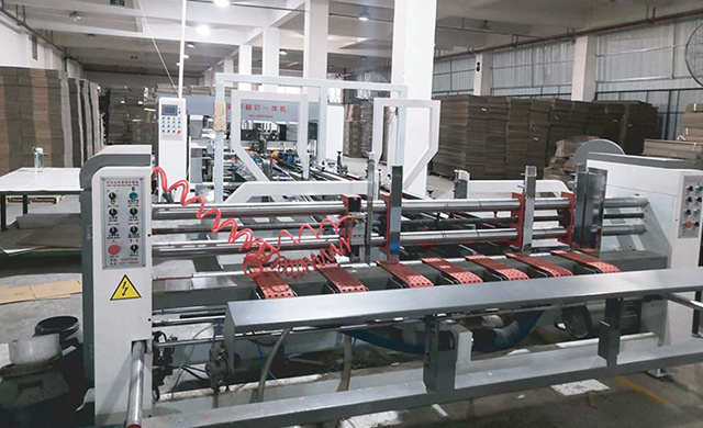 高(gao)速糊釘(dìng)箱一體(ti)機