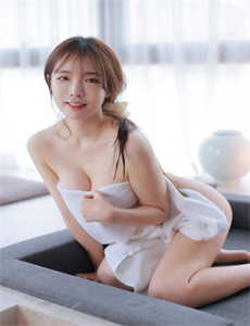 K8经典_理论片-女孩迈开腿喂男孩吃草莓膀胱