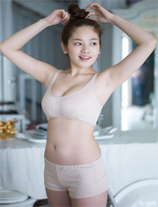 貂蝉喝自己乳液照片-魅力研习社 高清